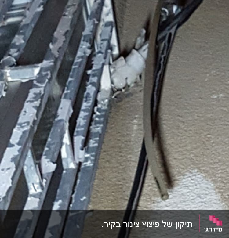 צינורות מים וחוטי חשמל על קיר